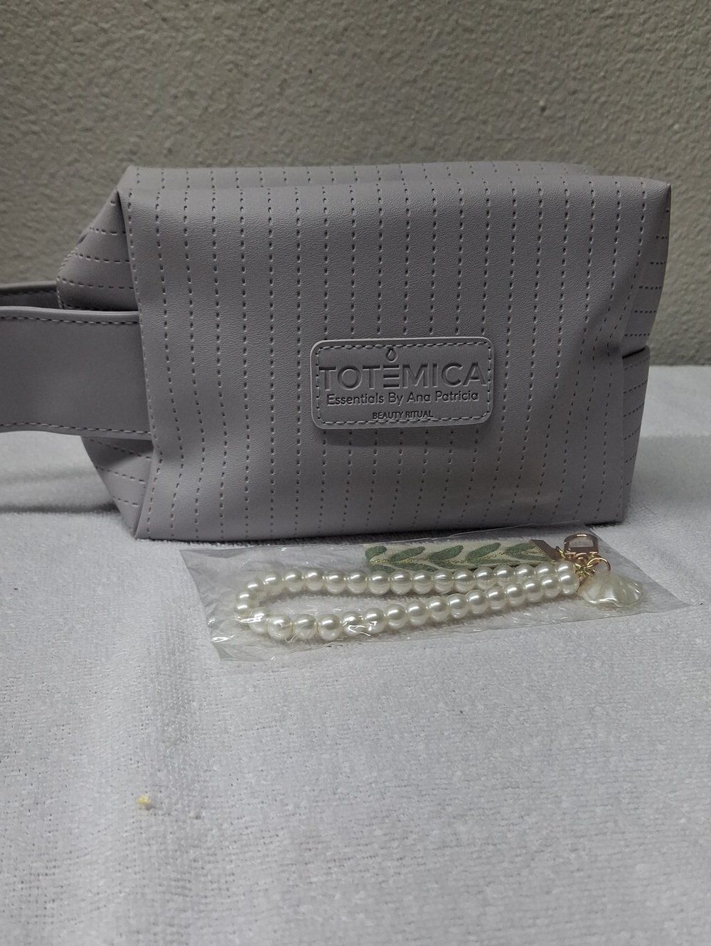 Totemica Essentials by Ana Patricia Cosmetic Makeup Bag Grey NWT"